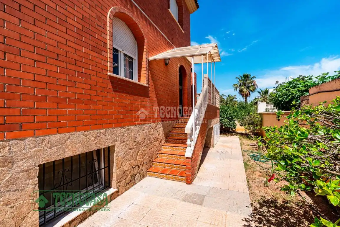 Vista exterior de Casa o xalet en venda en Roquetas de Mar amb Calefacció, Parquet i Terrassa