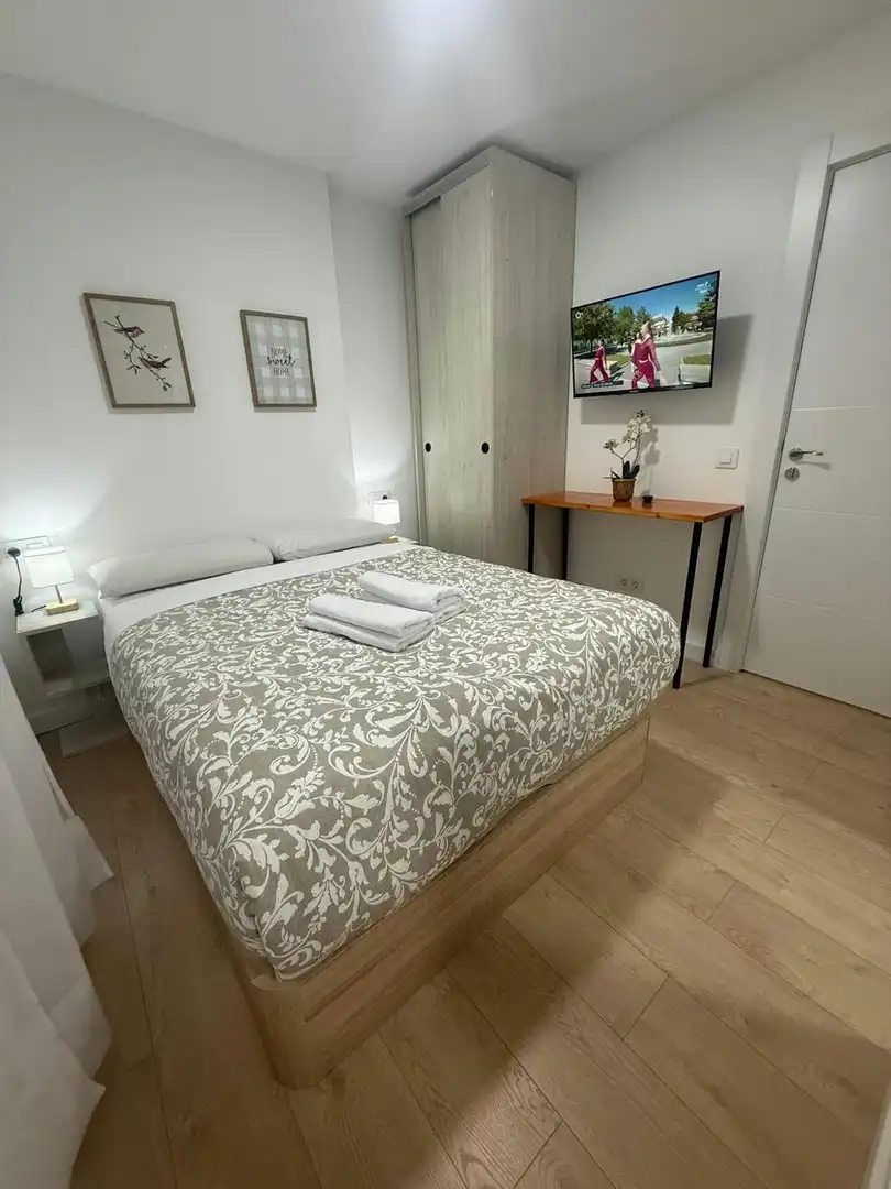Schlafzimmer von Wohnung zur Miete in Madrid mit Klimaanlage, Waschmaschine und Fernseher