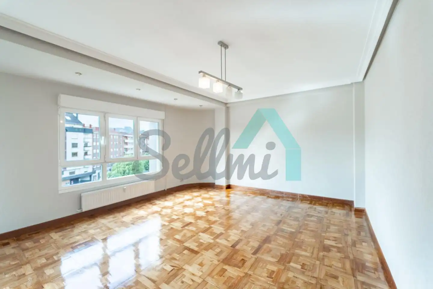 Sala d'estar de Pis en venda en Oviedo  amb Calefacció, Parquet i Terrassa