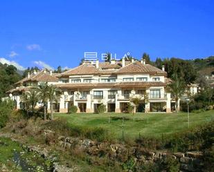 Vista exterior de Pis en venda en Marbella amb Aire condicionat, Terrassa i Piscina