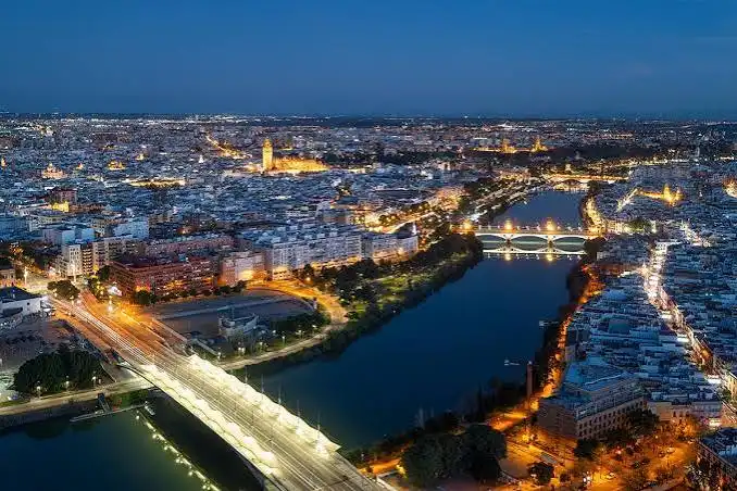 Vista exterior de Edifici en venda en Sevilla
