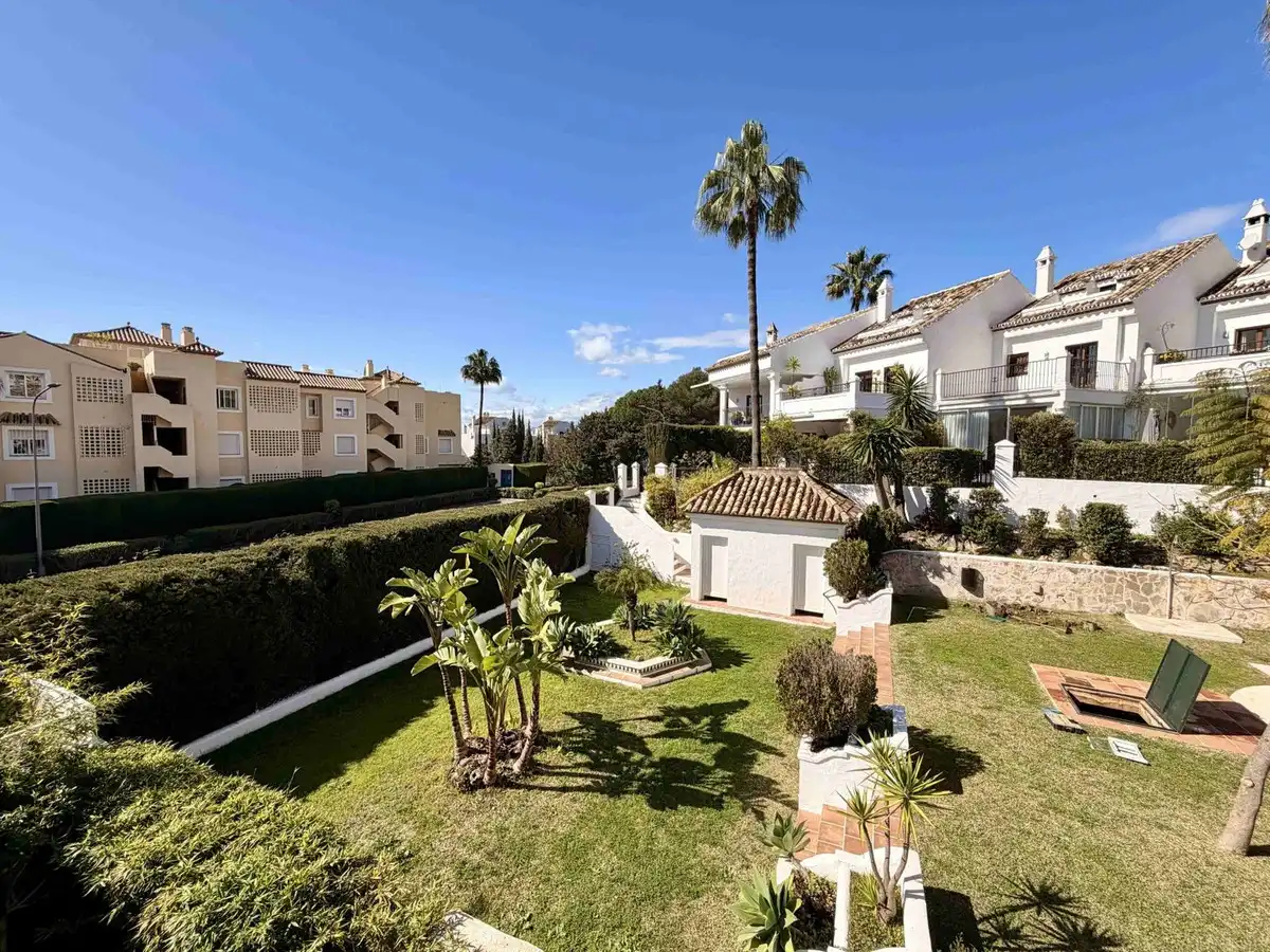 Jardín de Casa adosada en venta en Marbella con Aire acondicionado, Terraza y Alarma