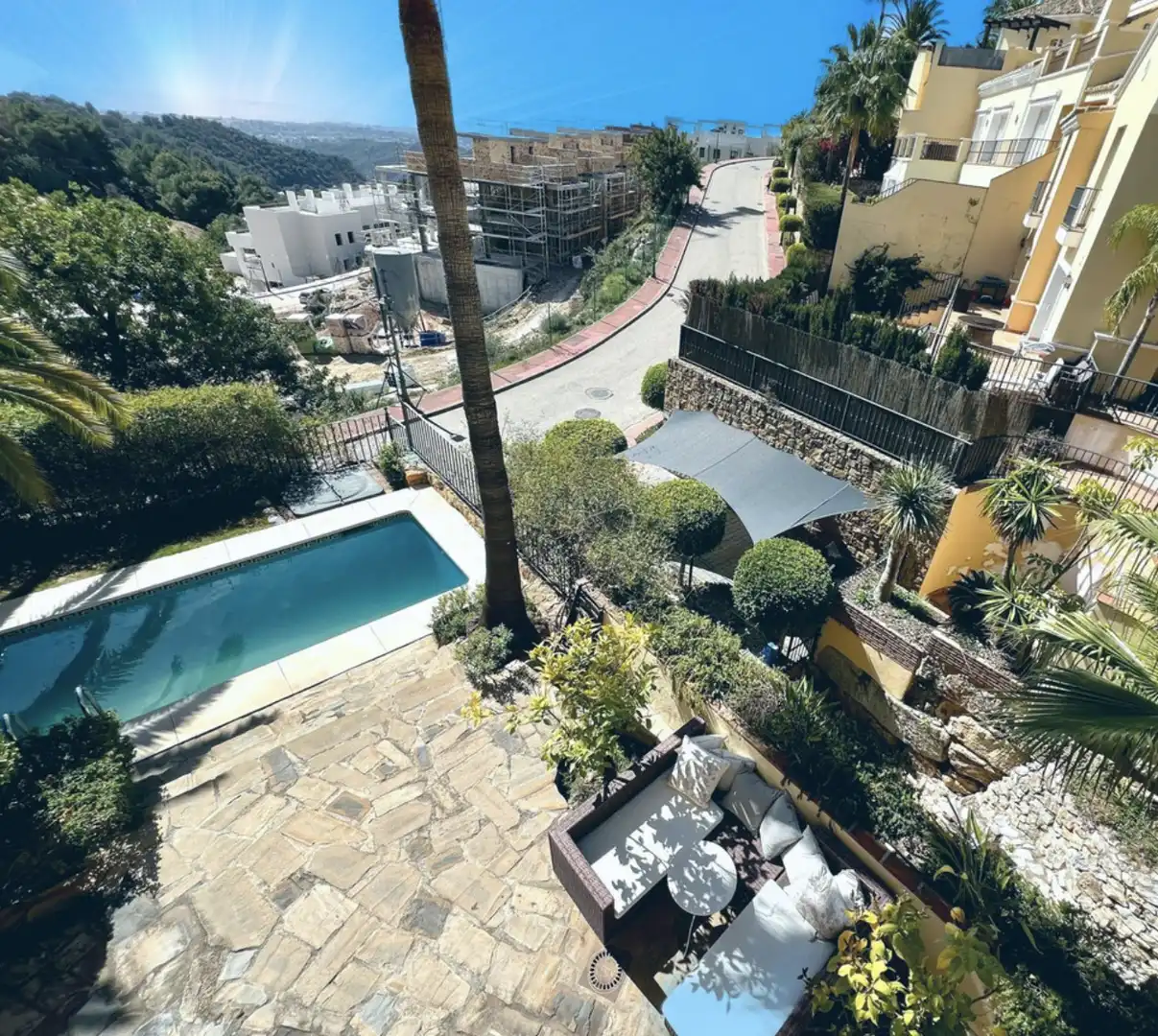 Vista exterior de Casa o xalet en venda en Istán amb Aire condicionat, Jardí privat i Terrassa