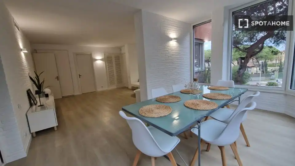 Menjador de Apartament per a compartir en Gavà amb Aire condicionat, Terrassa i Moblat