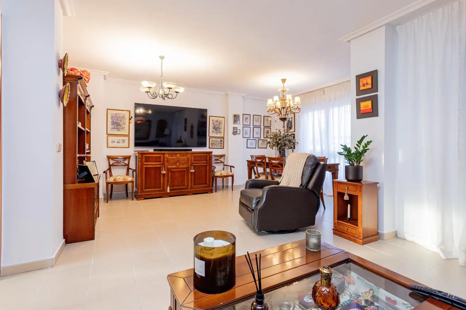 Sala de estar de Casa adosada en venta en Valdemoro con Calefacción, Jardín privado y Piscina comunitaria