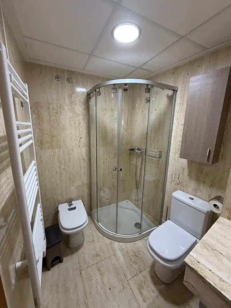 Baño de Piso de alquiler en Albacete con Calefacción, Amueblado y Horno