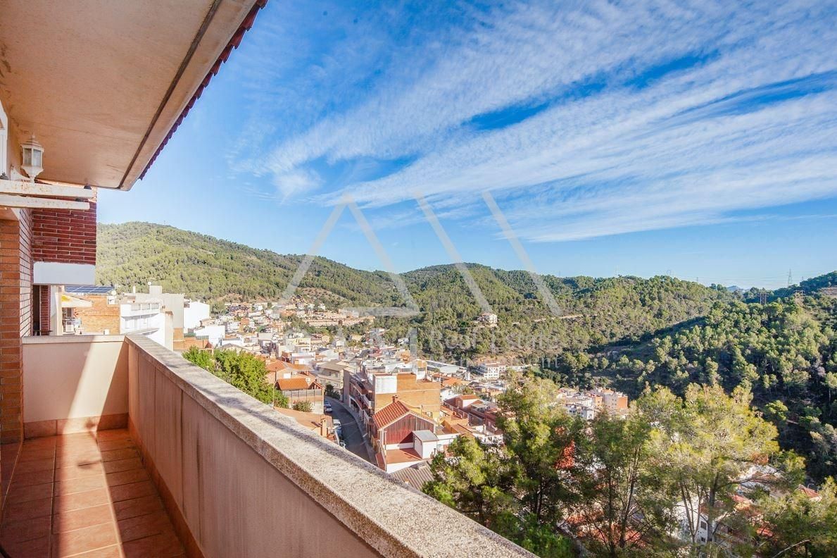 Vista exterior de Casa adosada en venda en Sant Climent de Llobregat amb Calefacció, Jardí privat i Terrassa