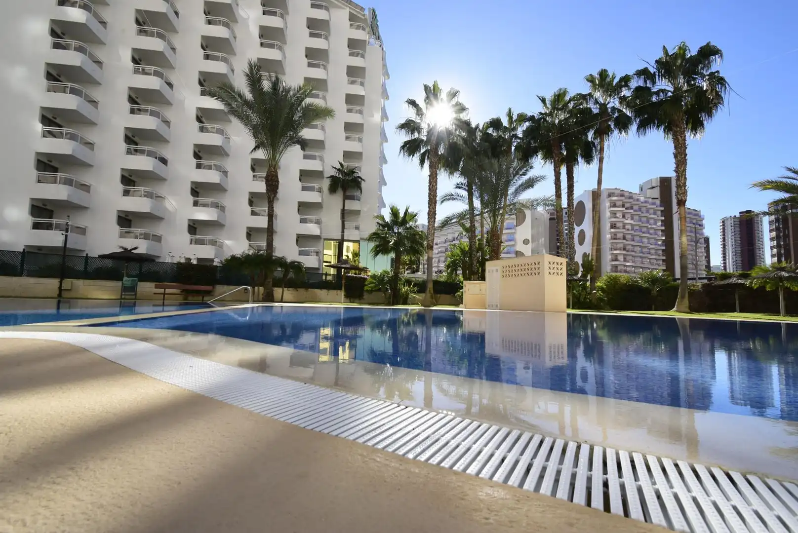 Piscina de Apartamento en venta en Benidorm con Aire acondicionado, Calefacción y Jardín privado