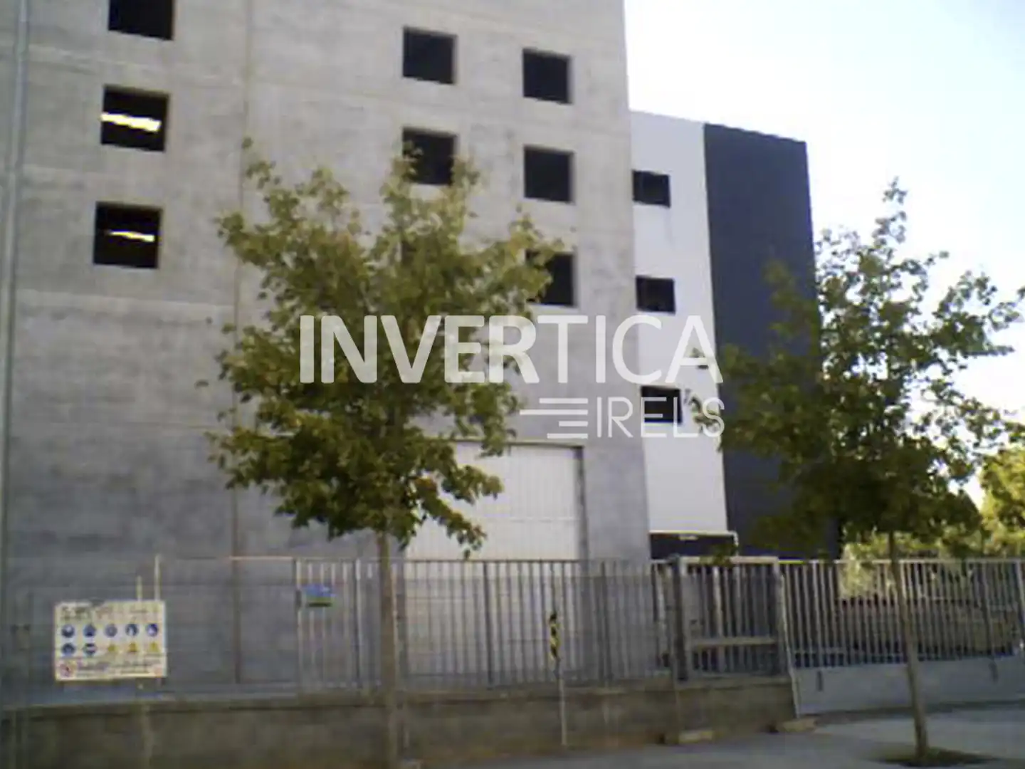 Vista exterior de Nau industrial de lloguer en Santa Perpètua de Mogoda amb Calefacció i Alarma