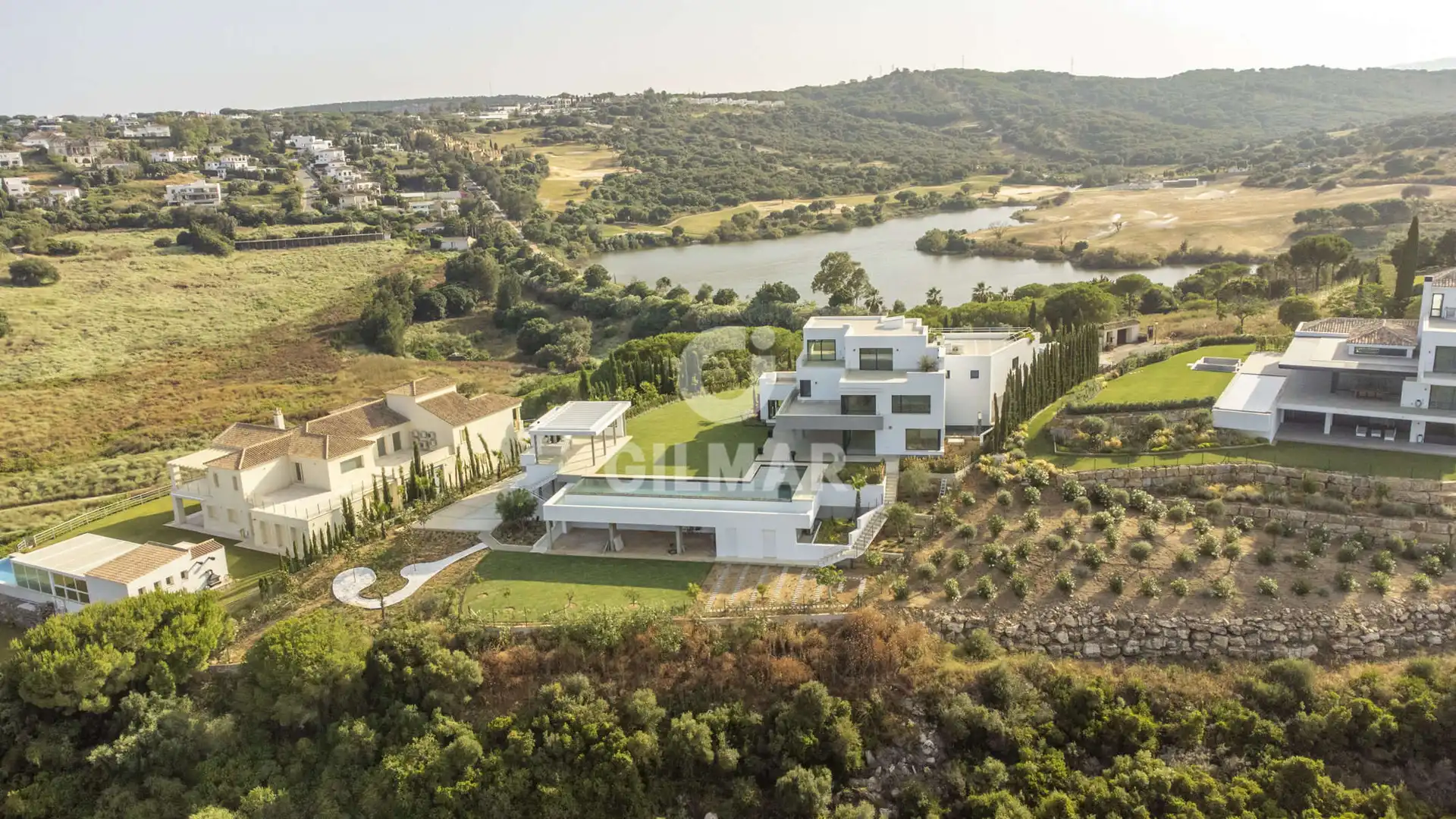 Vista exterior de Casa o xalet en venda en Sotogrande amb Calefacció, Jardí privat i Piscina