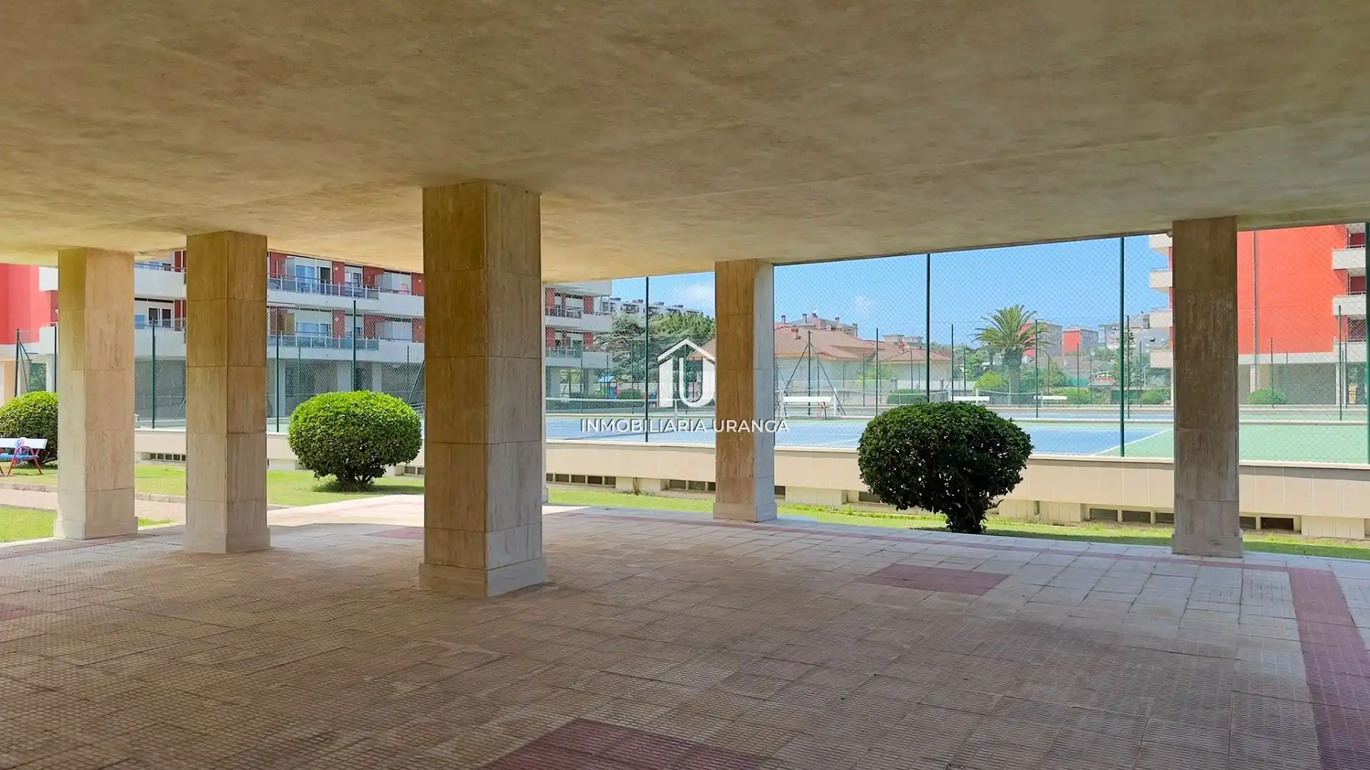 Terraza de Piso en venta en Laredo con Calefacción, Terraza y Piscina comunitaria