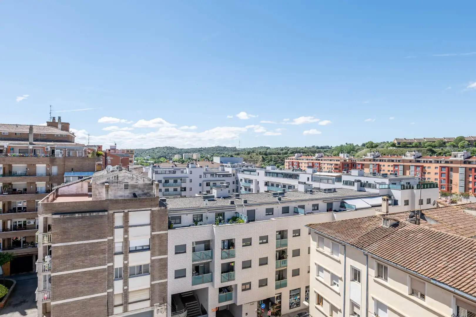 Vista exterior de Edifici en venda en Barbastro