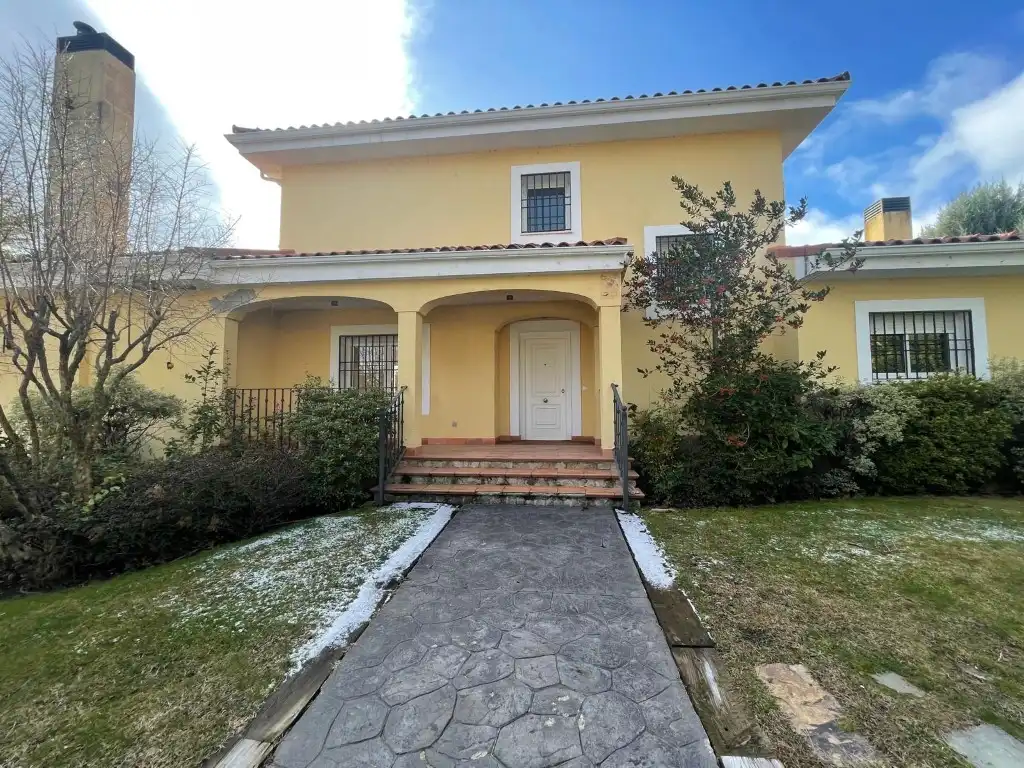 Vista exterior de Casa o chalet en venta en San Lorenzo de El Escorial