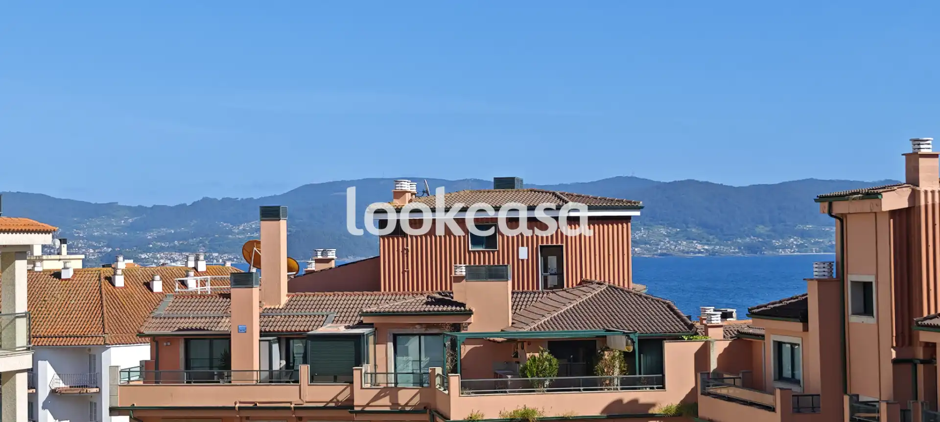 Vista exterior de Àtic en venda en Sanxenxo amb Calefacció, Parquet i Terrassa