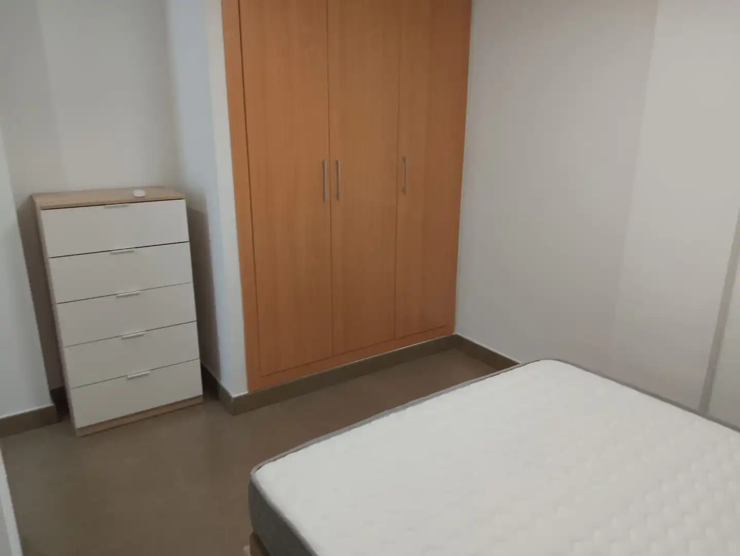 Schlafzimmer von Dachboden zur Miete in Paterna mit Terrasse, Ofen und Balkon