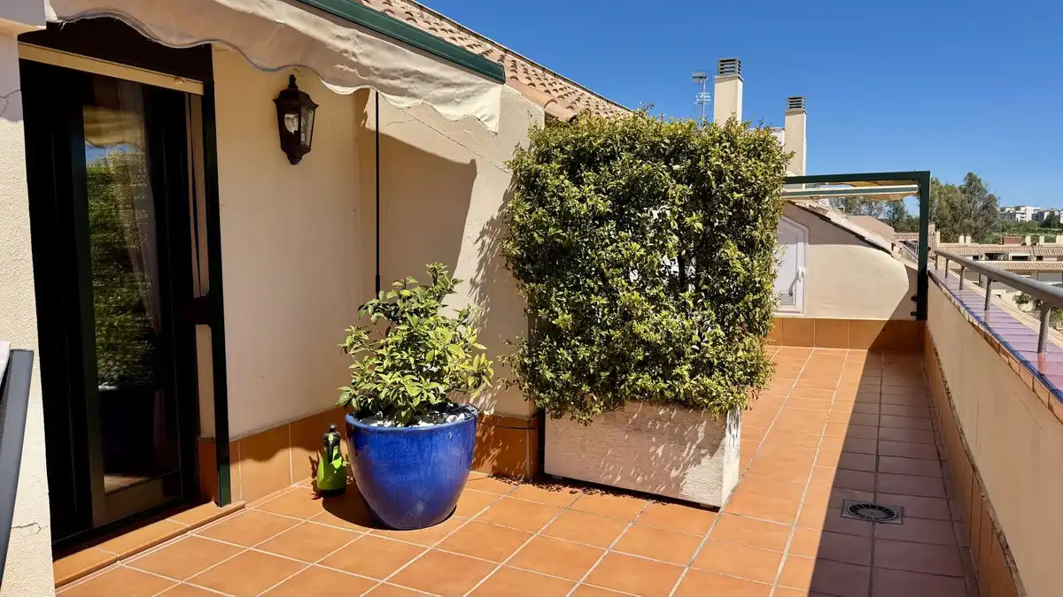 Terraza de Ático en venta en Fuengirola con Aire acondicionado, Amueblado y Piscina comunitaria