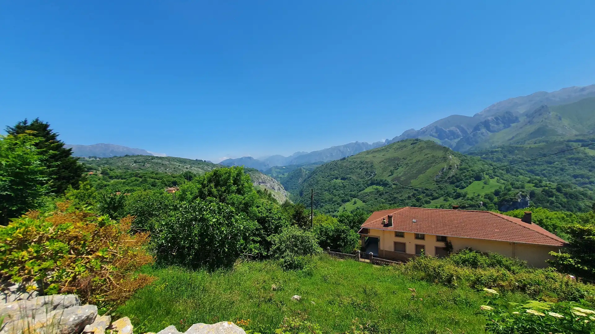 Vista exterior de Casa adosada en venda en Cabrales amb Jardí privat, Traster i Balcó