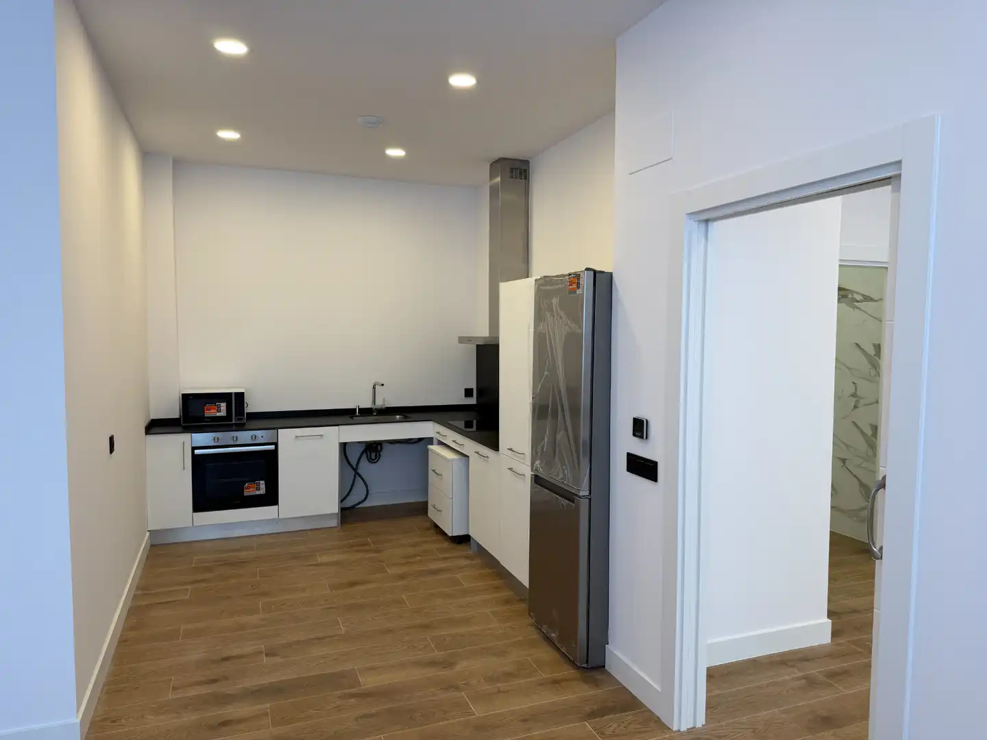 Cuina de Apartament en venda en Gijón  amb Calefacció, Forn i Microones