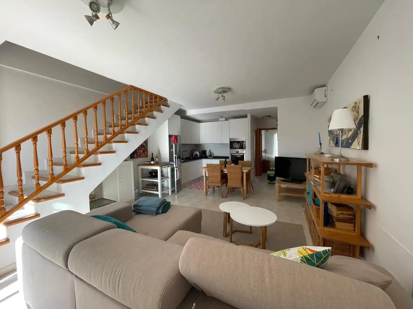 Sala d'estar de Dúplex de lloguer en Santa Pola amb Aire condicionat, Calefacció i Jardí privat