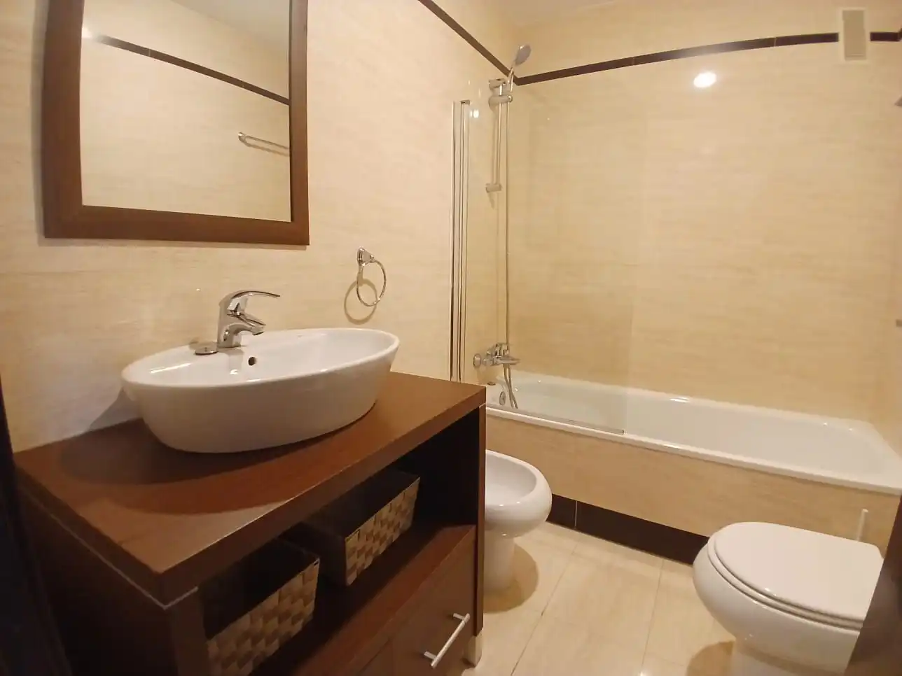 Badezimmer von Wohnungen zur Miete in Valdepeñas mit Klimaanlage, Heizung und Parkett