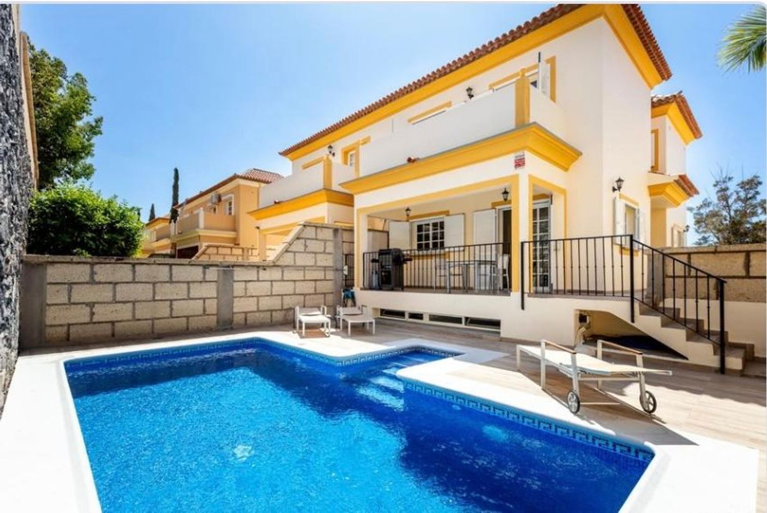 Vista exterior de Casa adosada en venda en Adeje amb Aire condicionat i Traster