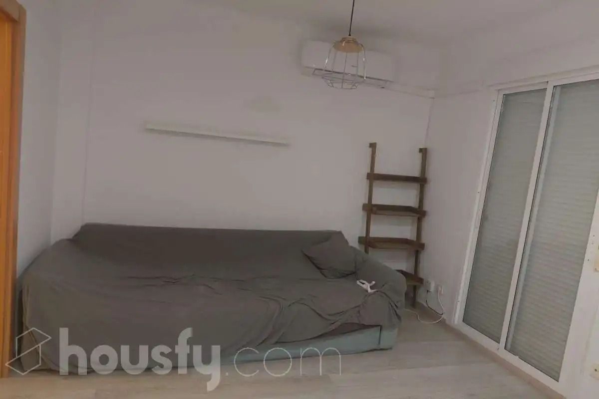 Bedroom of Flat for rent in Zaragoza  with Air Conditioner, Furnished and Balcony