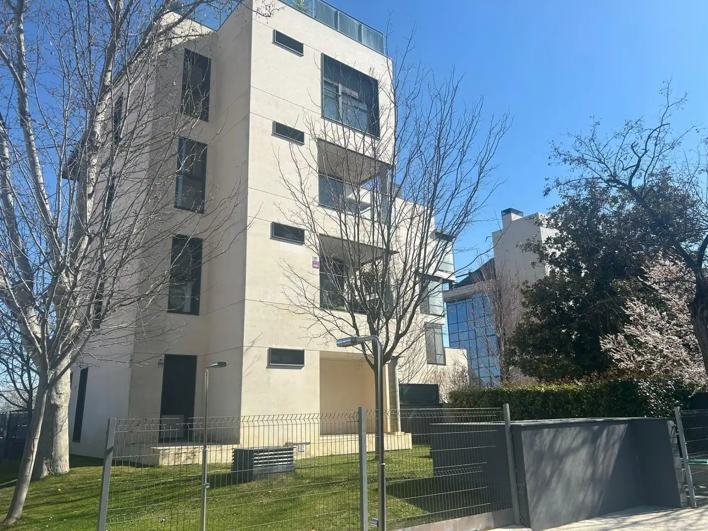 Vista exterior de Apartament de lloguer en Madrid amb Calefacció, Jardí privat i Terrassa