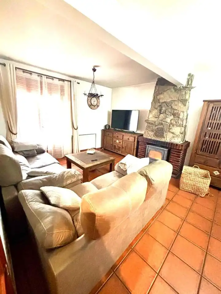 Sala d'estar de Casa adosada en venda en El Hoyo de Pinares  amb Calefacció i Terrassa