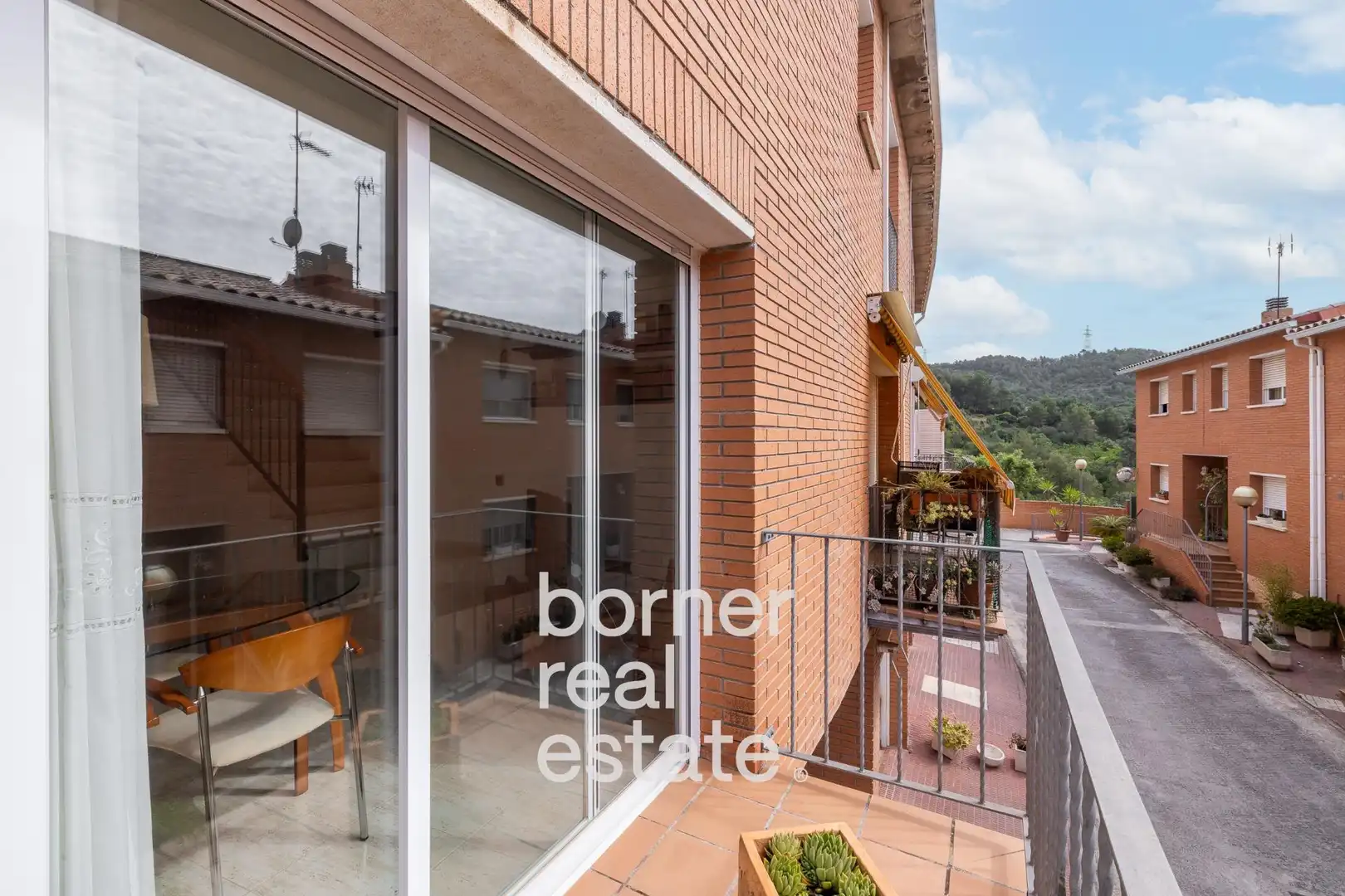 Vista exterior de Casa adosada en venda en Sant Climent de Llobregat amb Calefacció i Balcó