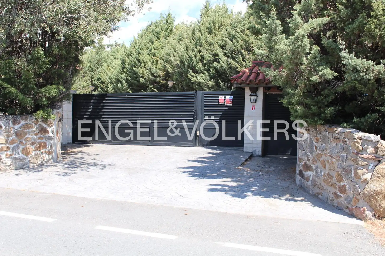 Vista exterior de Casa o chalet en venta en Cabanillas de la Sierra con Calefacción, Jardín privado y Piscina