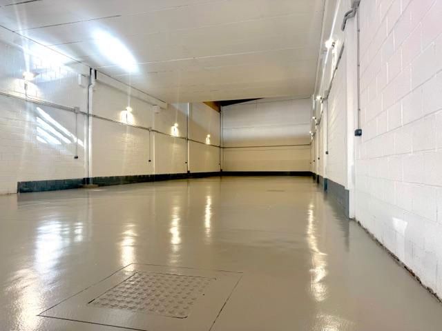 Vista exterior de Nau industrial de lloguer en Marbella amb Alarma