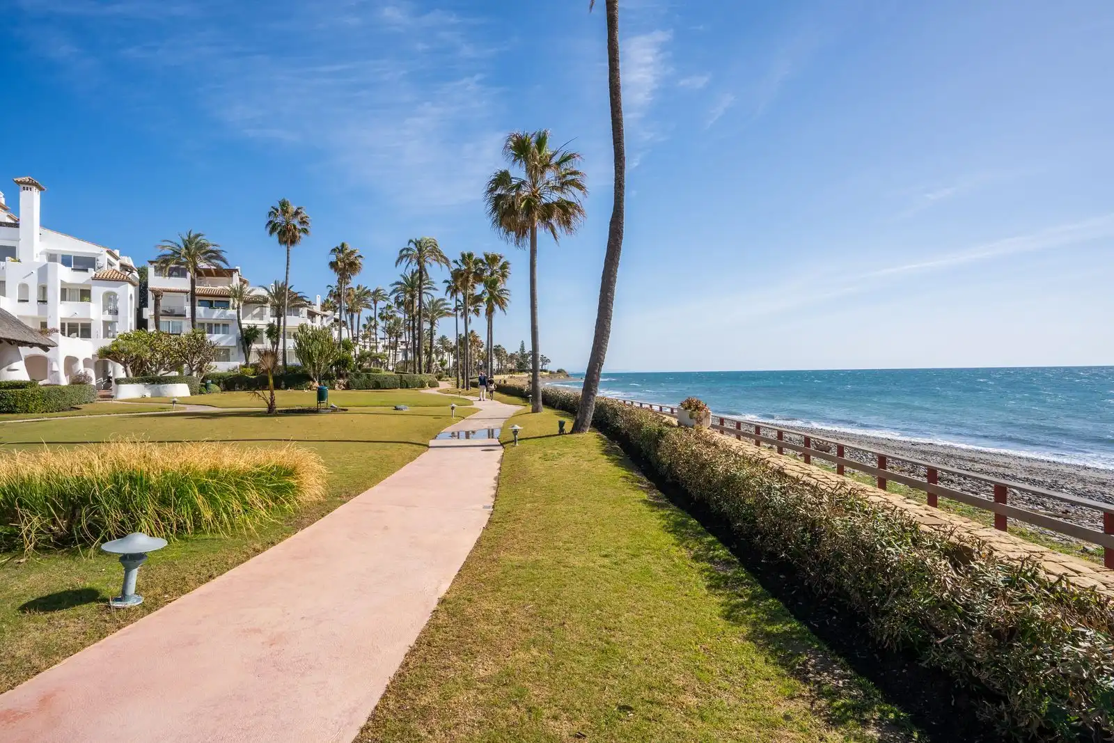 Vista exterior de Apartament en venda en Estepona amb Terrassa, Traster i Moblat