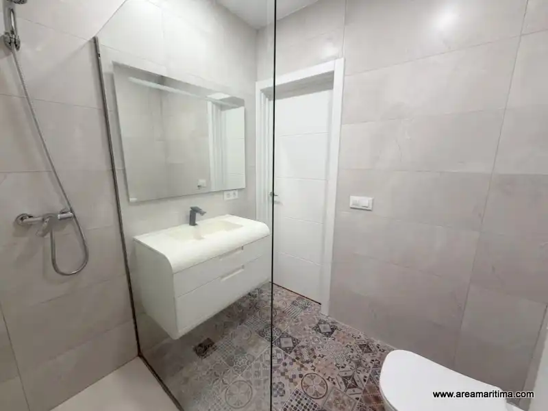 Badezimmer von Erdgeschoss zur Miete in Valencia mit Klimaanlage, Terrasse und Ofen