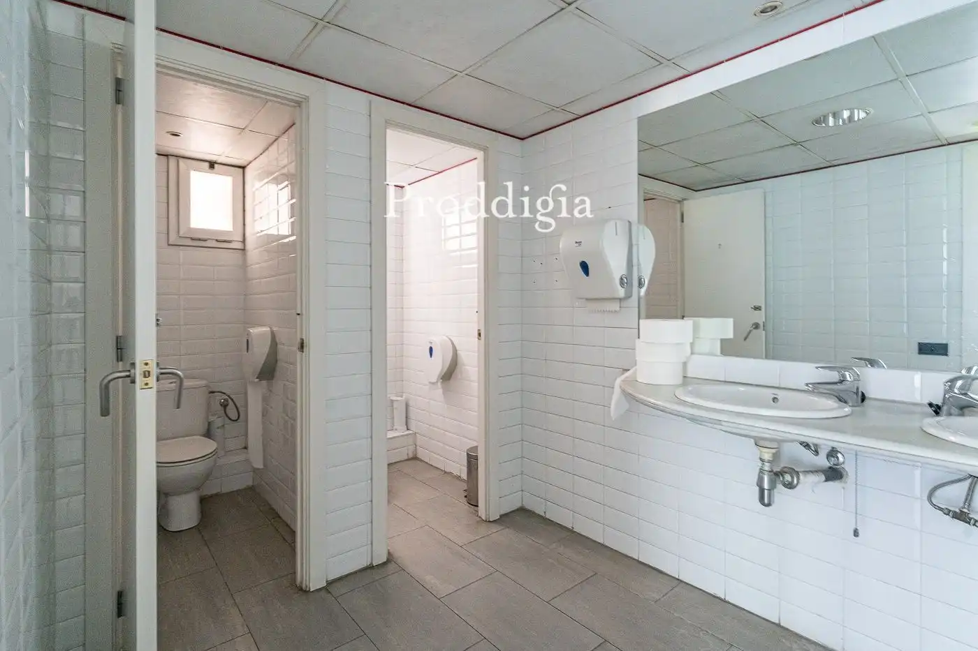 Baño de Oficina de alquiler en Barcelona con Aire acondicionado y Internet