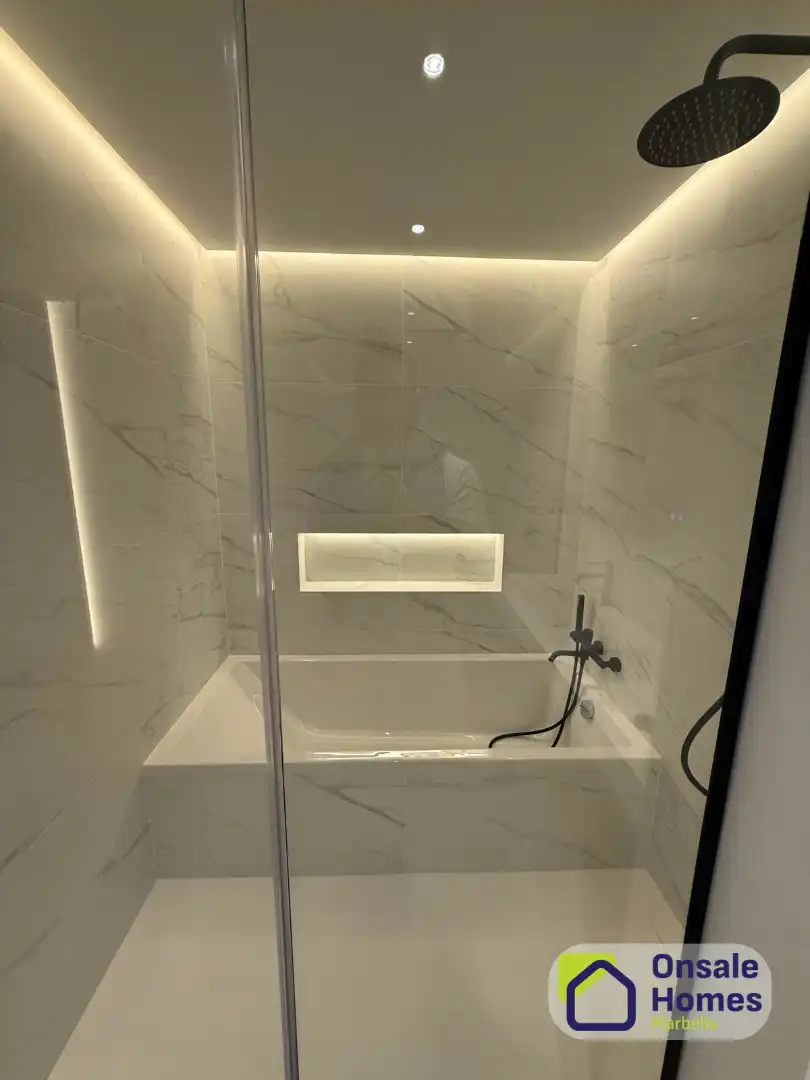Badezimmer von Wohnungen zum Verkauf in Marbella mit Klimaanlage, Privatgarten und Abstellraum