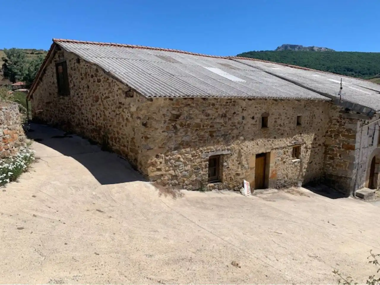 Vista exterior de Casa o xalet en venda en La Pernía   amb Jardí privat