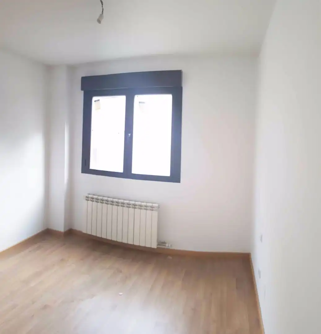 Habitación de Apartamento en venta en Tudela de Duero con Calefacción, Parquet y Trastero