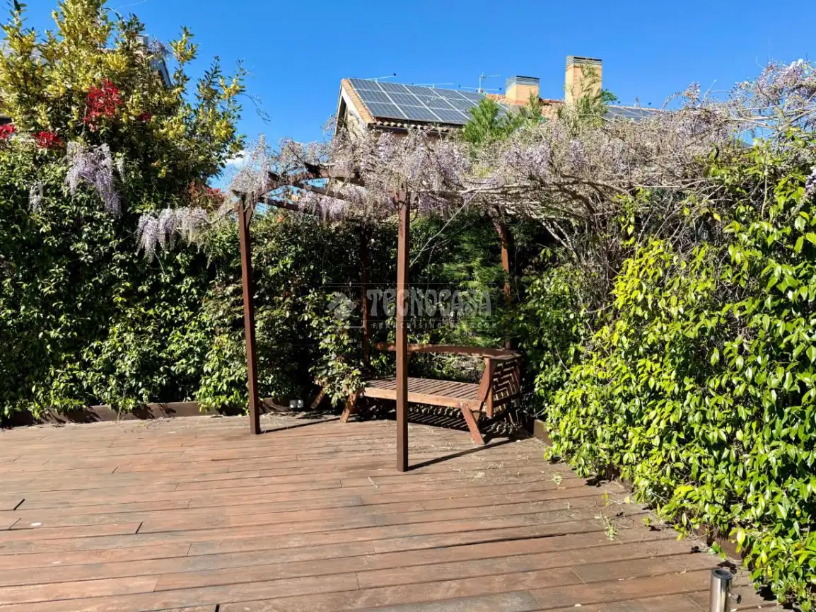 Terrassa de Casa adosada en venda en Villanueva de la Cañada amb Aire condicionat, Calefacció i Jardí privat