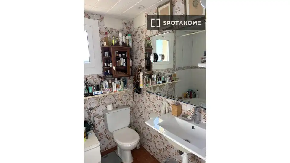 Bathroom of Flat for share in Sitges  with Air Conditioner, Heating and Furnished