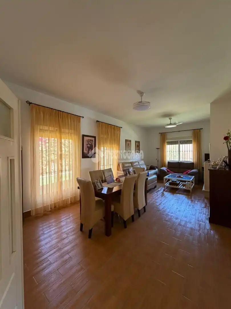 Sala d'estar de Casa o xalet en venda en Dos Hermanas amb Aire condicionat