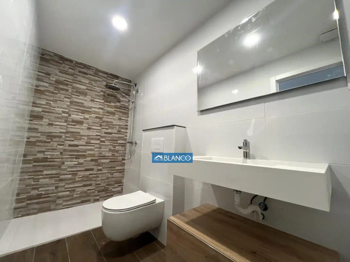 Bany de Pis en venda en L'Hospitalet de Llobregat amb Parquet