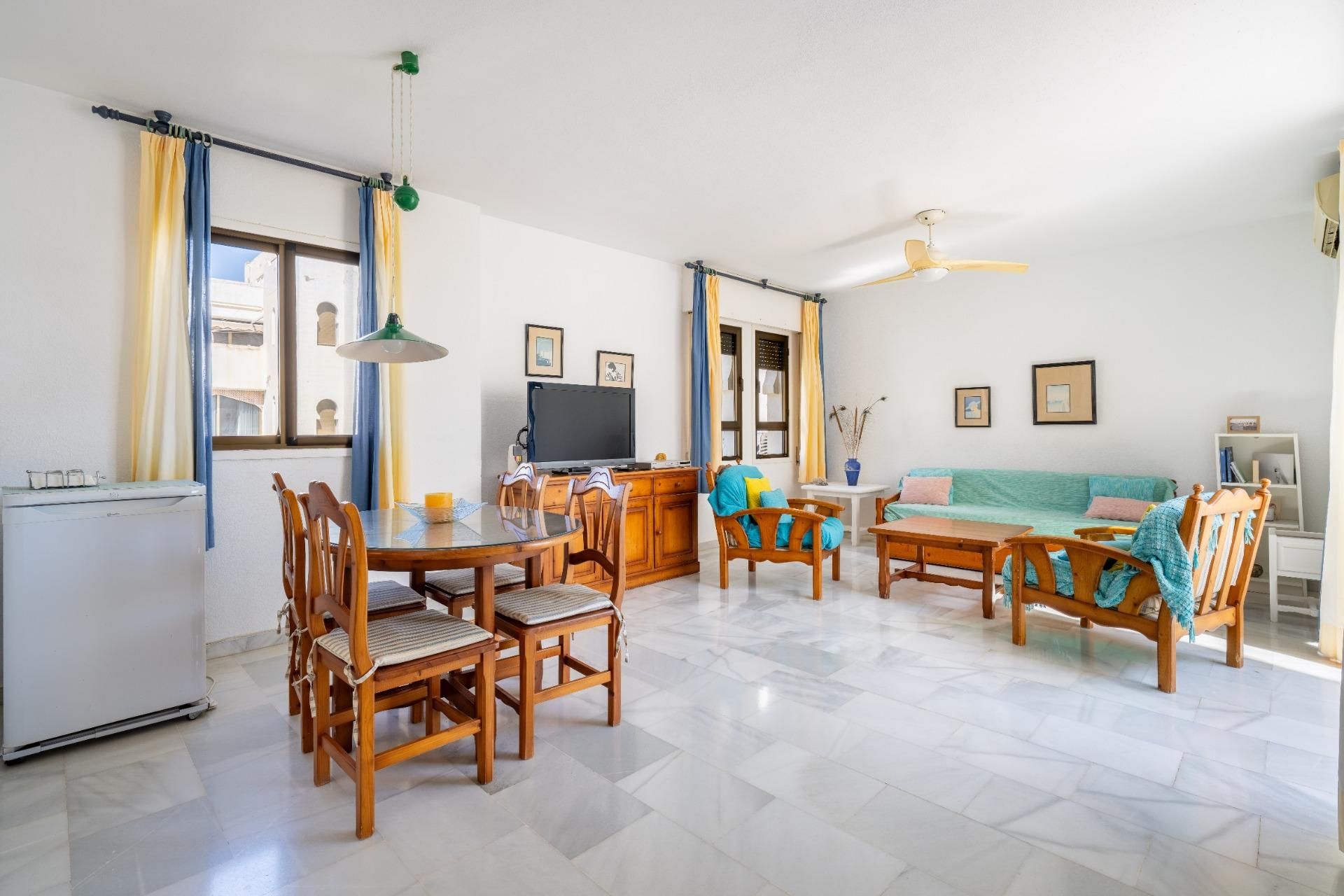 Sala de estar de Ático en venta en Roquetas de Mar con Jardín privado, Terraza y Piscina comunitaria