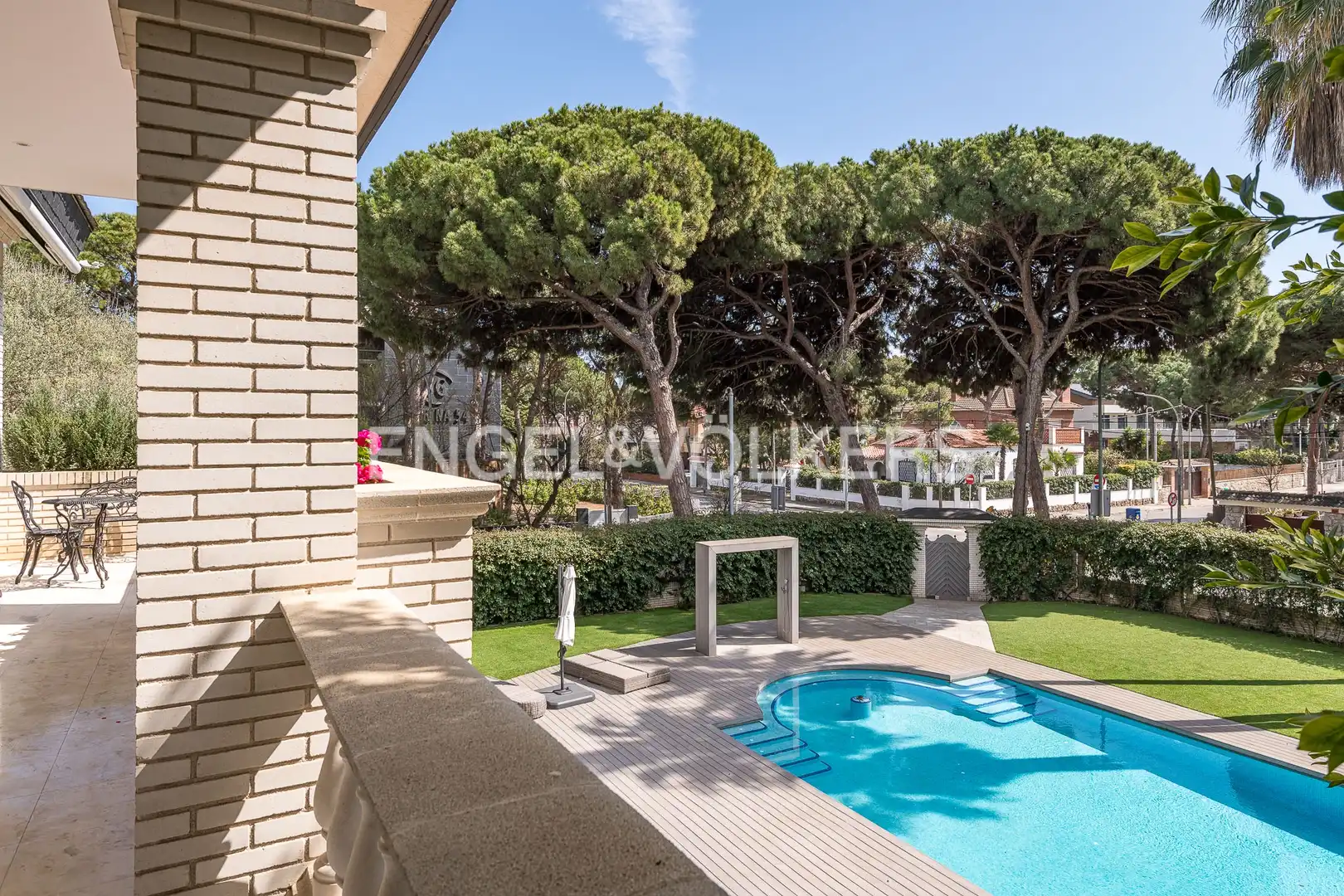 Vista exterior de Casa o xalet en venda en Castelldefels amb Aire condicionat, Calefacció i Jardí privat