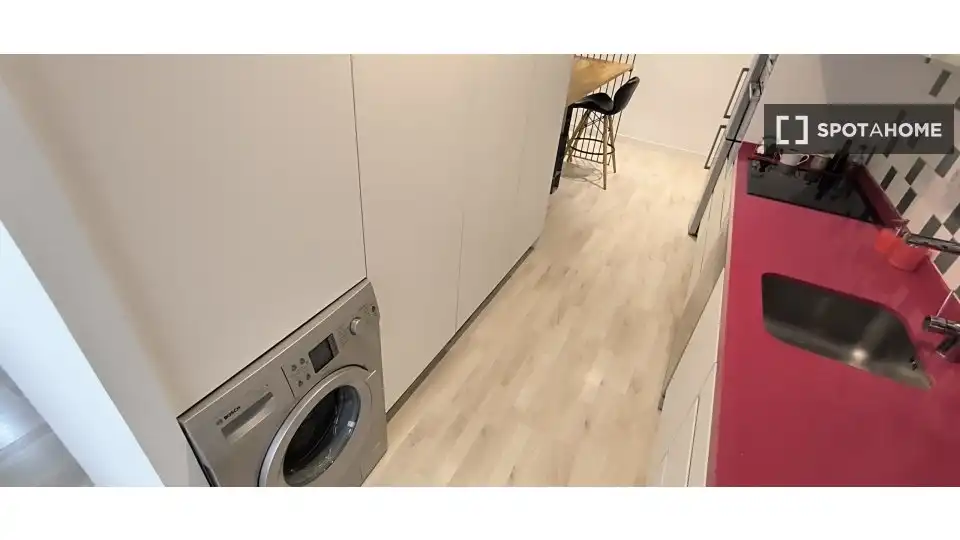Flat for rent in Madrid  with Air Conditioner, Heating and Furnished