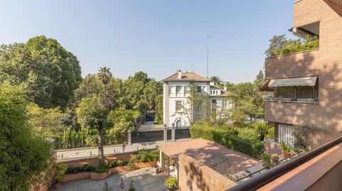 Exclusivo piso señorial con terraza en el Paseo del Salón Cuesta de Escoriaza, con cochera y trastero.
