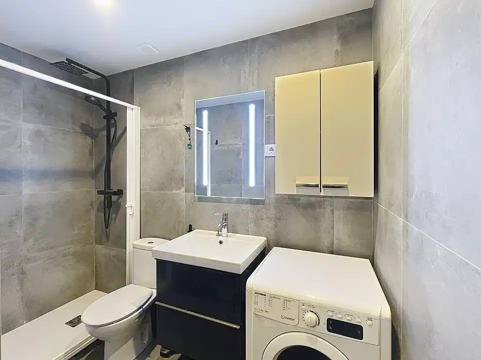 Badezimmer von Geschaftsraum zum Verkauf in Barcelona mit Terrasse und Möbliert