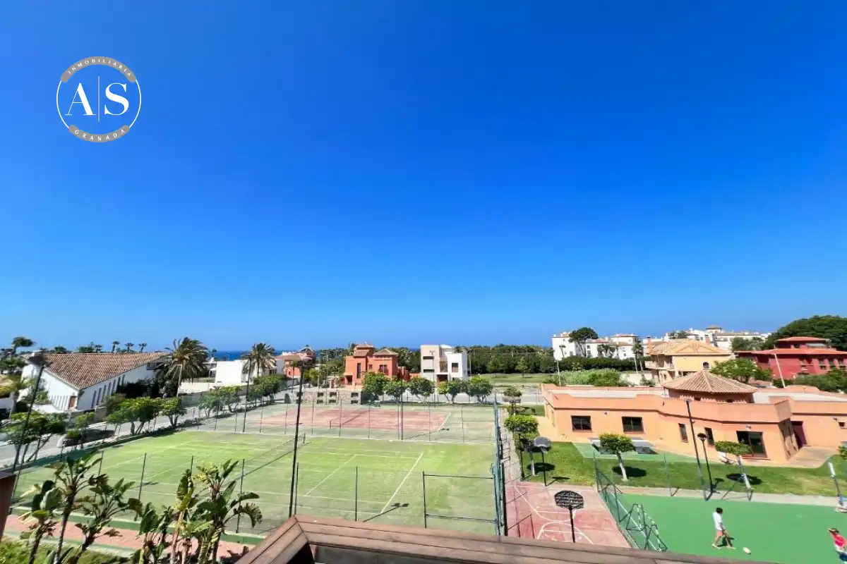 Vista exterior de Àtic en venda en Motril amb Aire condicionat, Terrassa i Piscina comunitària