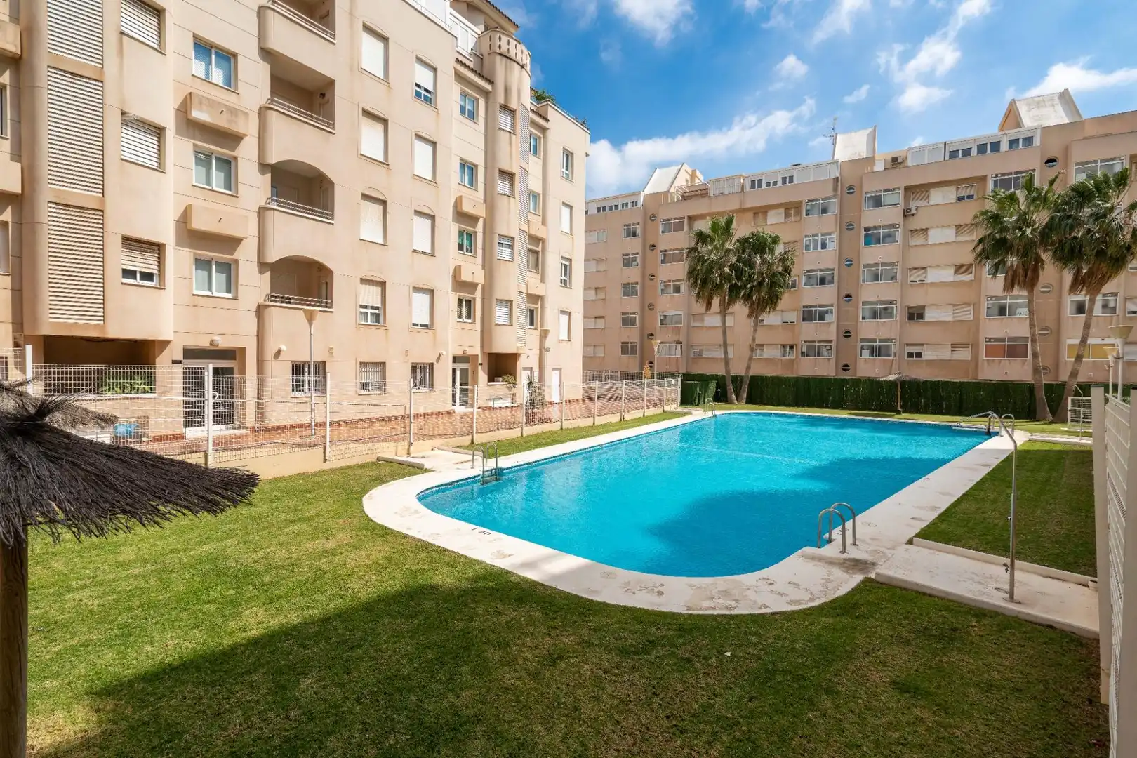 Piscina de Pis en venda en Roquetas de Mar amb Aire condicionat, Jardí privat i Terrassa