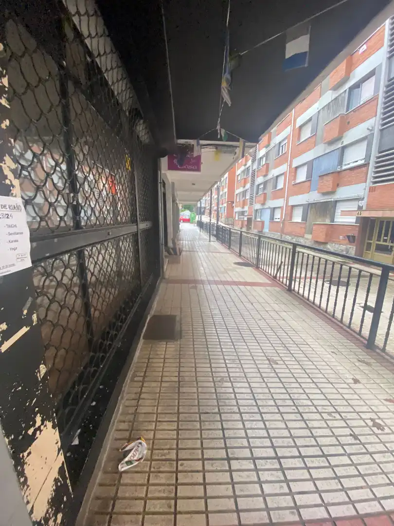 Vista exterior de Local en venda en Langreo amb Alarma