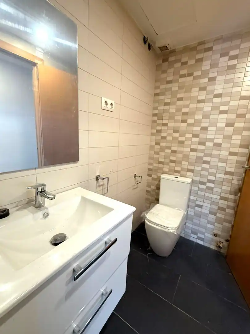 Baño de Piso en venta en Sant Vicenç Dels Horts con Aire acondicionado y Calefacción